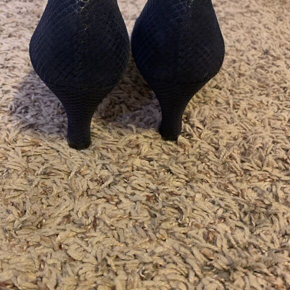 Black Pebbled Salvatore Ferragamo Pumps Size 8 AAA Narrow - Picture 10 of 10